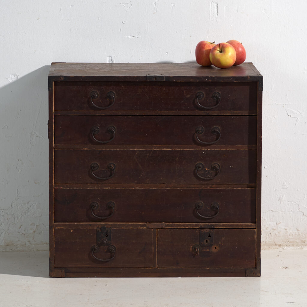 Tansu antiguo japonés con cajones y herrajes de hierro – Periodo Meiji, Japón, circa 1900