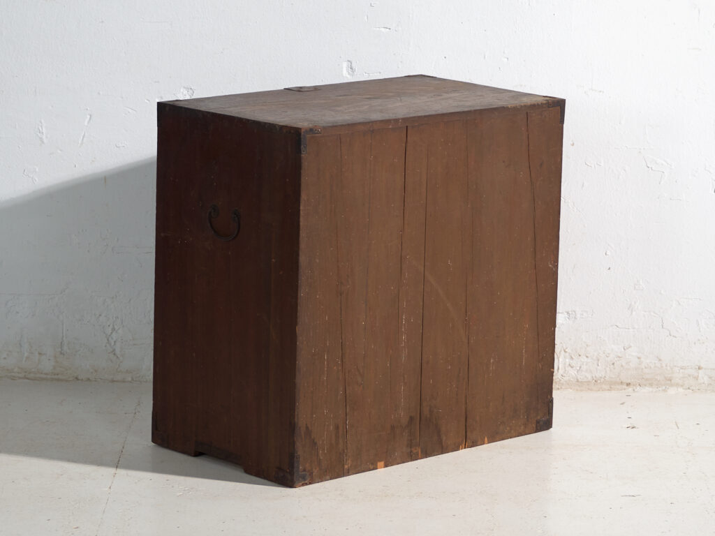 Tansu antiguo japonés con cajones y herrajes de hierro – Periodo Meiji, Japón, circa 1900