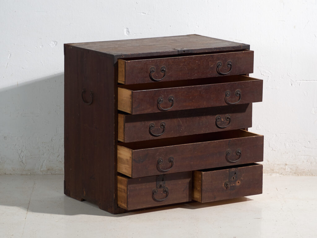 Tansu antiguo japonés con cajones y herrajes de hierro – Periodo Meiji, Japón, circa 1900