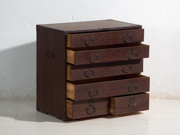Tansu antiguo japonés con cajones y herrajes de hierro – Periodo Meiji, Japón, circa 1900