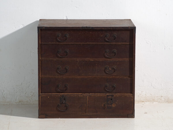 Tansu antiguo japonés con cajones y herrajes de hierro – Periodo Meiji, Japón, circa 1900