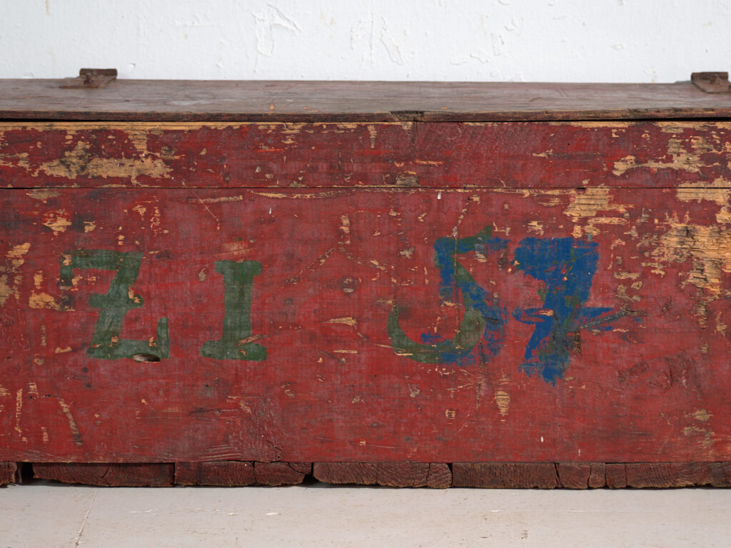 Baúl antiguo rústico pintado en rojo – Europa central, circa 1880