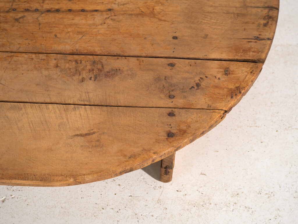 Tabla de cortar redonda rústica en madera maciza – Europa Central, principios siglo XX