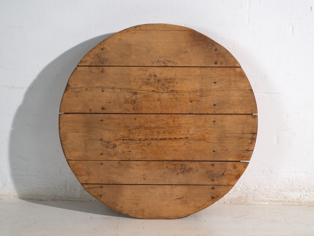 Tabla de cortar redonda rústica en madera maciza – Europa Central, principios siglo XX