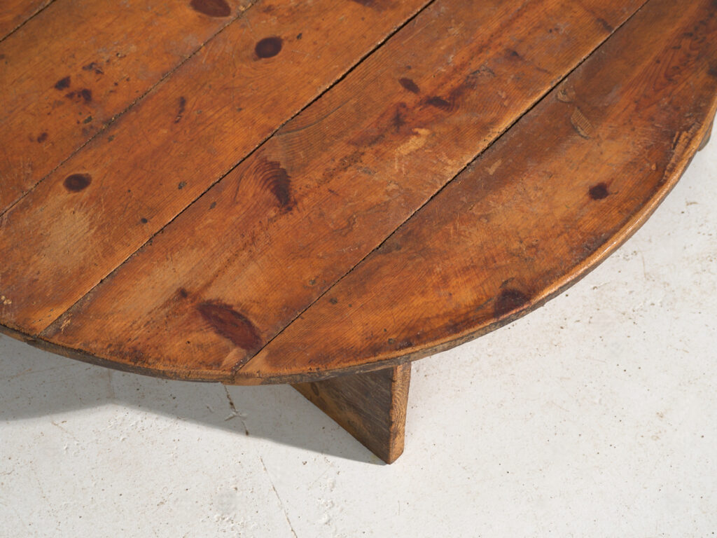 Mesa redonda baja antigua en madera de pino – Europa Central, circa 1940