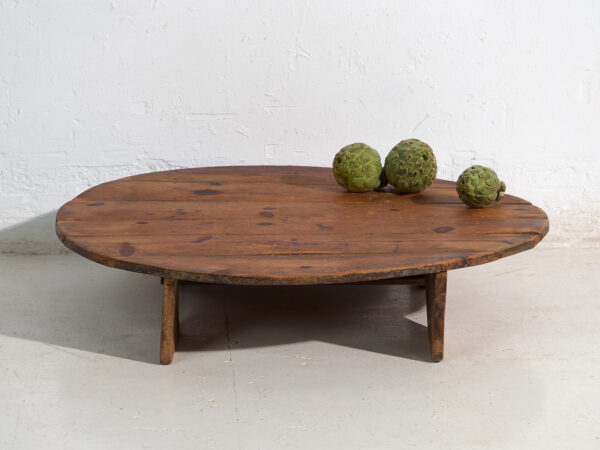 Mesa redonda baja antigua en madera de pino – Europa Central, circa 1940