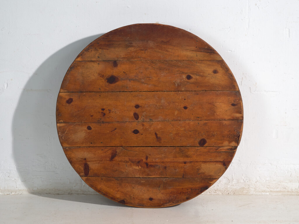 Mesa redonda baja antigua en madera de pino – Europa Central, circa 1940
