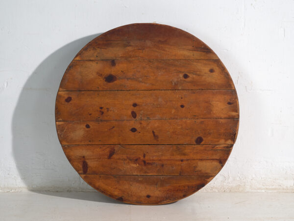Mesa redonda baja antigua en madera de pino – Europa Central, circa 1940