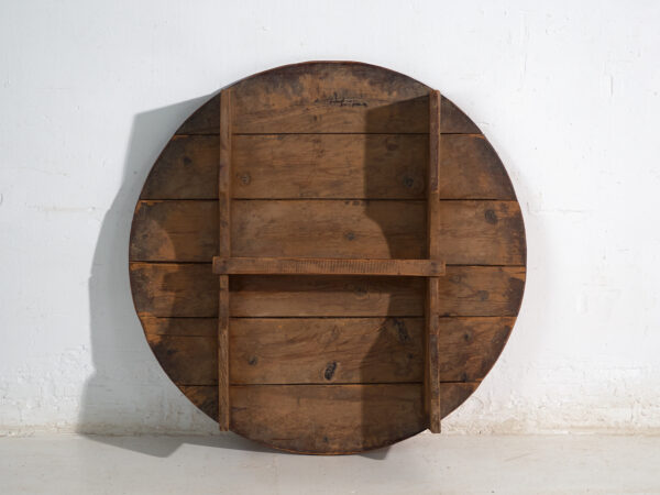 Mesa redonda baja antigua en madera de pino – Europa Central, circa 1940