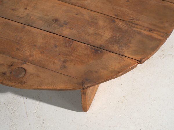 Mesa redonda baja antigua en madera de pino – Europa Central, circa 1940