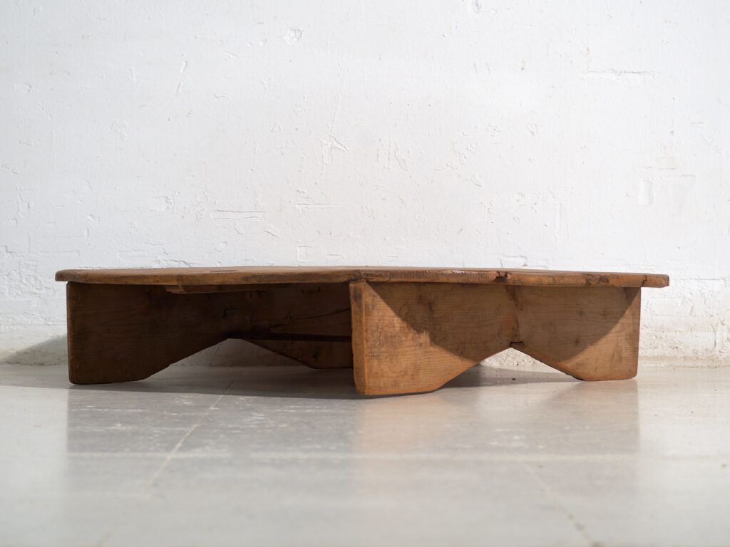 Mesa redonda baja antigua en madera de pino – Europa Central, circa 1940