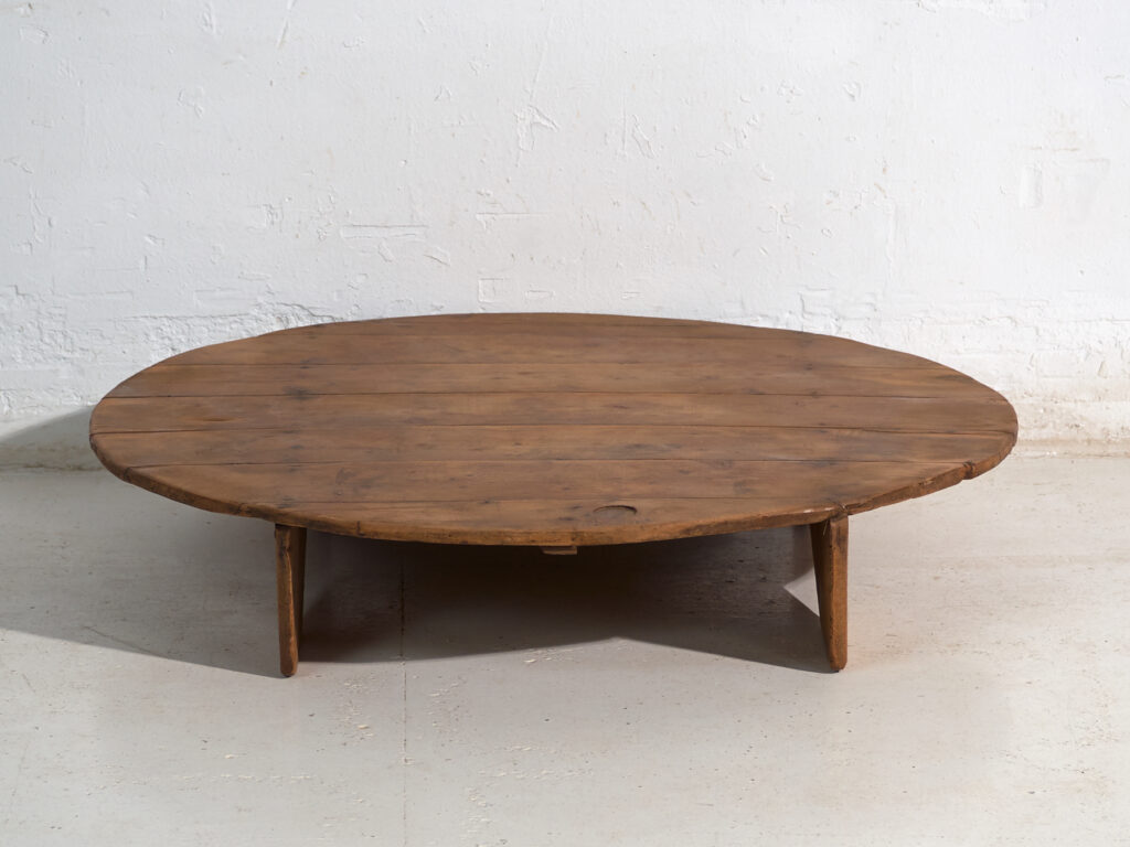 Mesa redonda baja antigua en madera de pino – Europa Central, circa 1940
