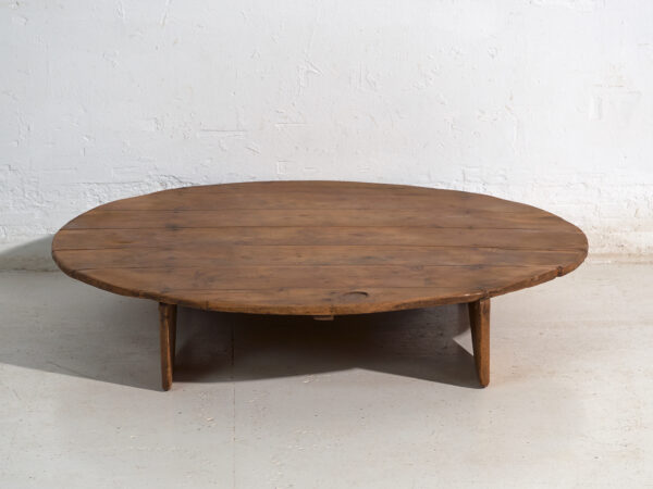Mesa redonda baja antigua en madera de pino – Europa Central, circa 1940