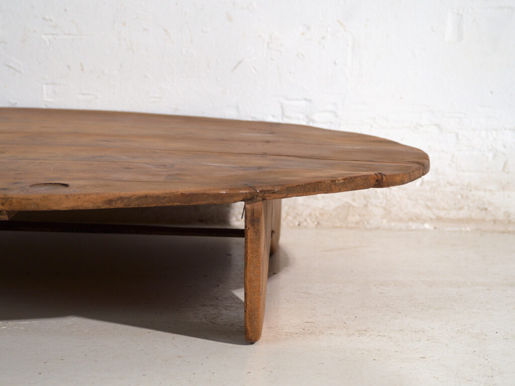 Mesa redonda baja antigua en madera de pino – Europa Central, circa 1940