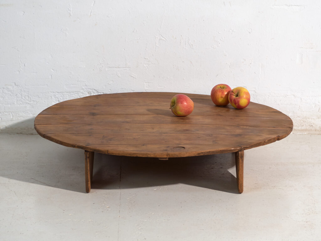 Mesa redonda baja antigua en madera de pino – Europa Central, circa 1940