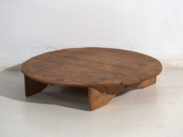 Mesa redonda baja antigua en madera de pino – Europa Central, circa 1940