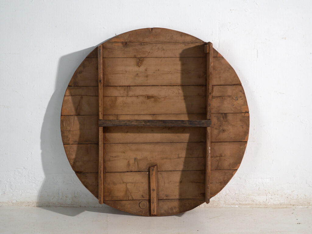 Mesa redonda baja antigua en madera de pino – Europa Central, circa 1940