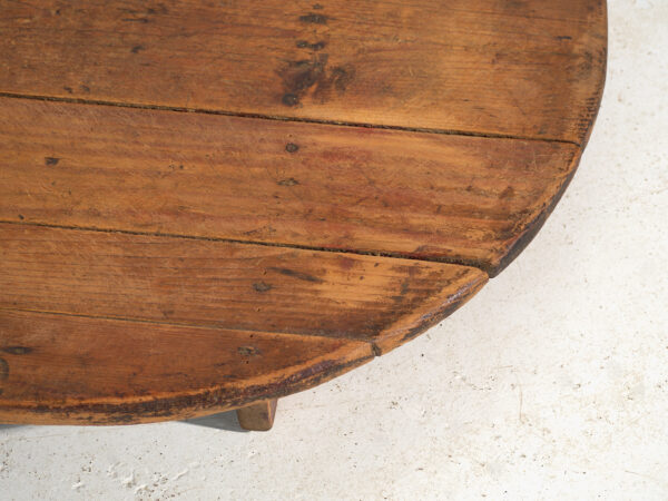 Mesa redonda muy baja antigua en madera de pino – Europa Central, circa 1940