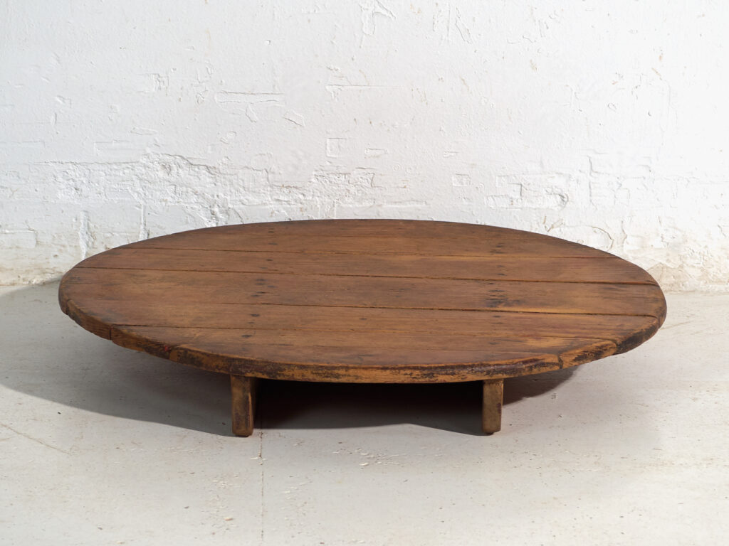 Mesa redonda muy baja antigua en madera de pino – Europa Central, circa 1940