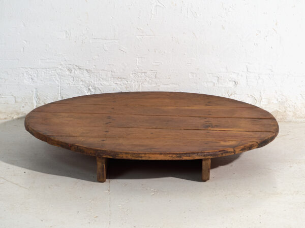Mesa redonda muy baja antigua en madera de pino – Europa Central, circa 1940
