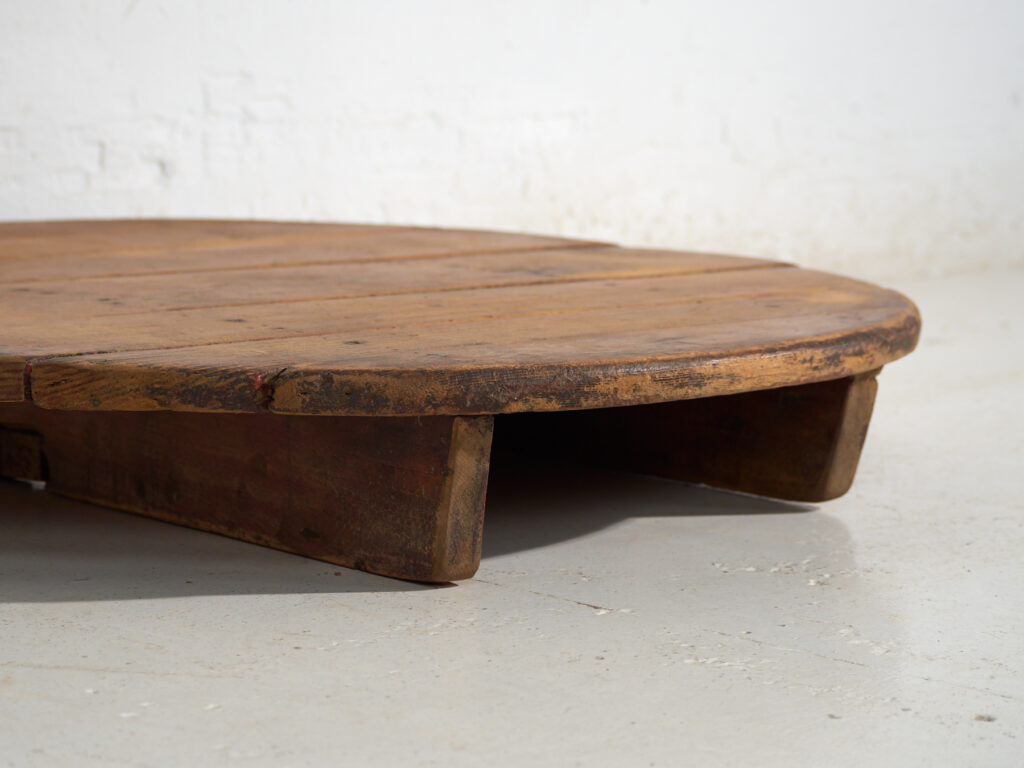 Mesa redonda muy baja antigua en madera de pino – Europa Central, circa 1940