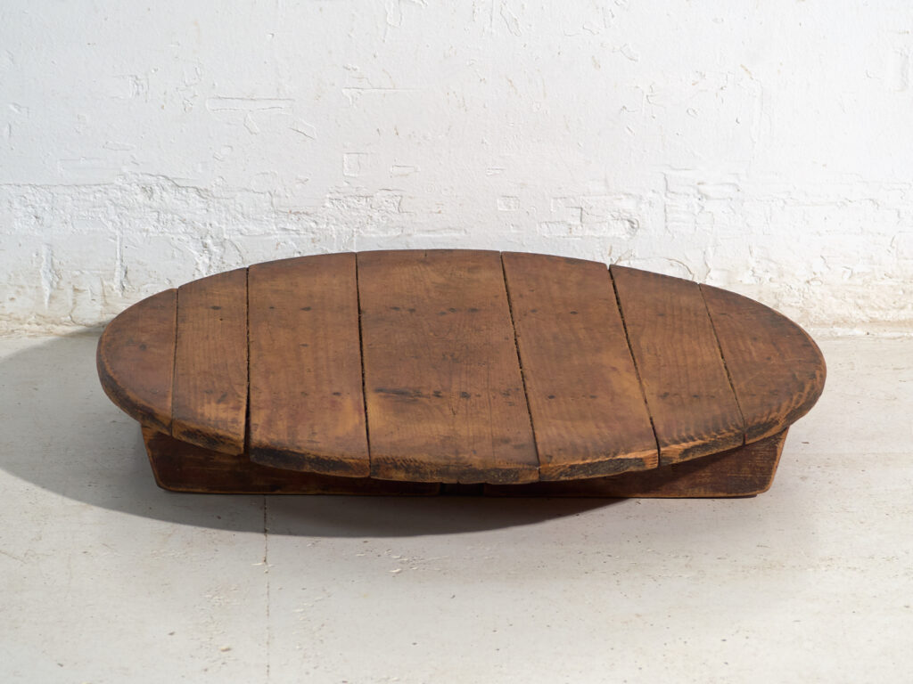 Mesa redonda muy baja antigua en madera de pino – Europa Central, circa 1940