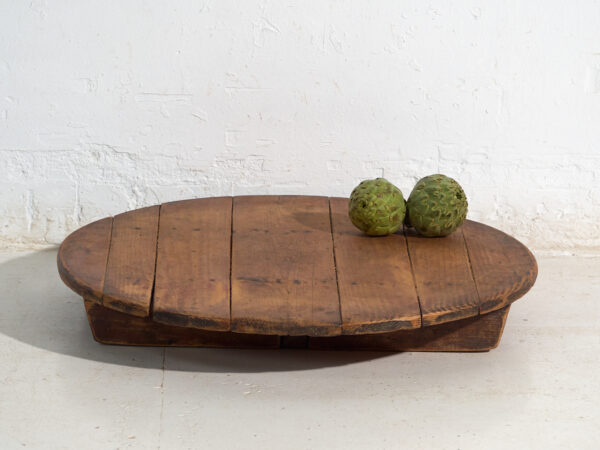 Mesa redonda muy baja antigua en madera de pino – Europa Central, circa 1940