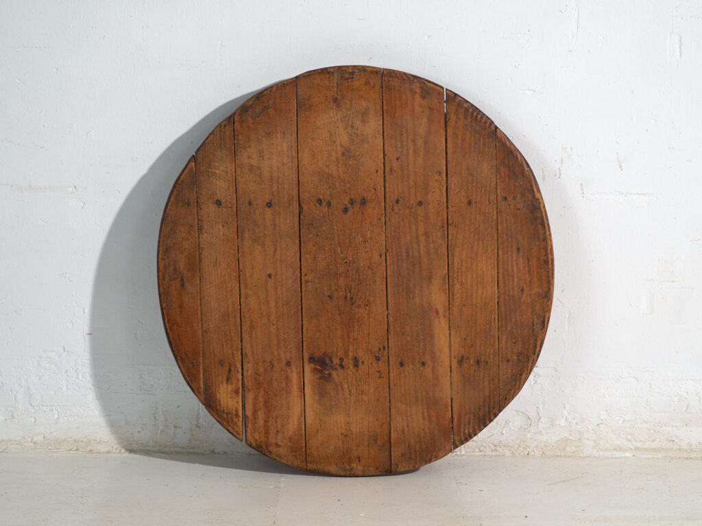 Mesa redonda muy baja antigua en madera de pino – Europa Central, circa 1940