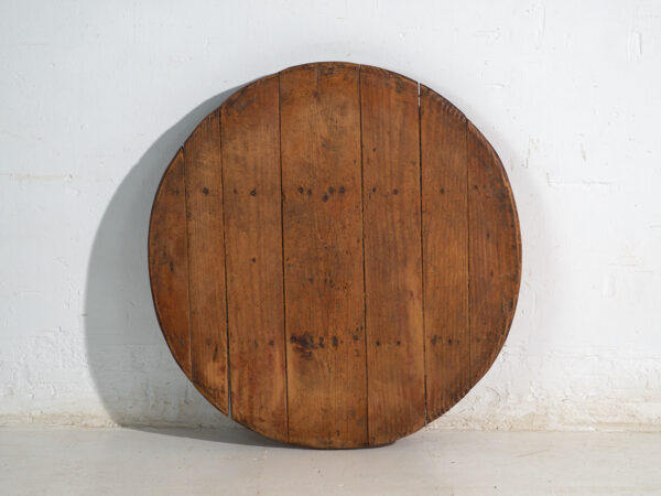 Mesa redonda muy baja antigua en madera de pino – Europa Central, circa 1940