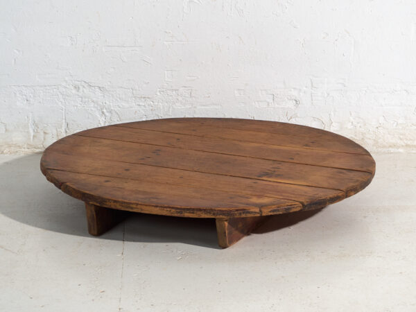 Mesa redonda muy baja antigua en madera de pino – Europa Central, circa 1940