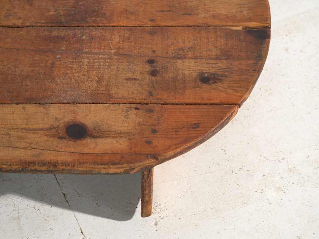 Mesa redonda baja antigua en madera de pino – Europa Central, circa 1940