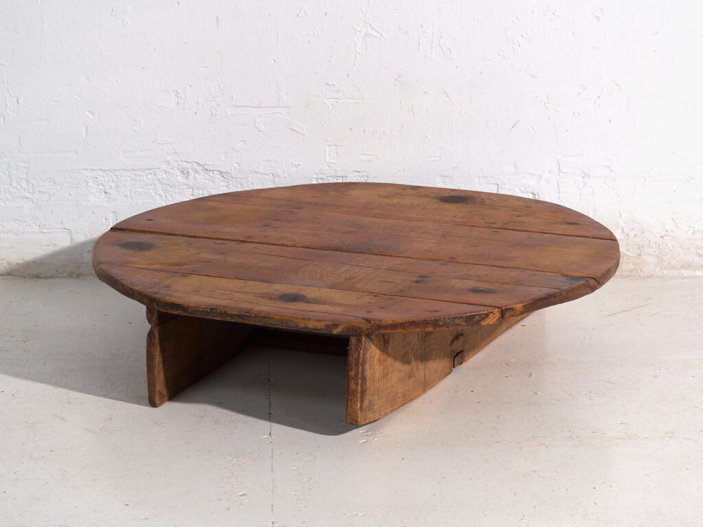 Mesa redonda baja antigua en madera de pino – Europa Central, circa 1940