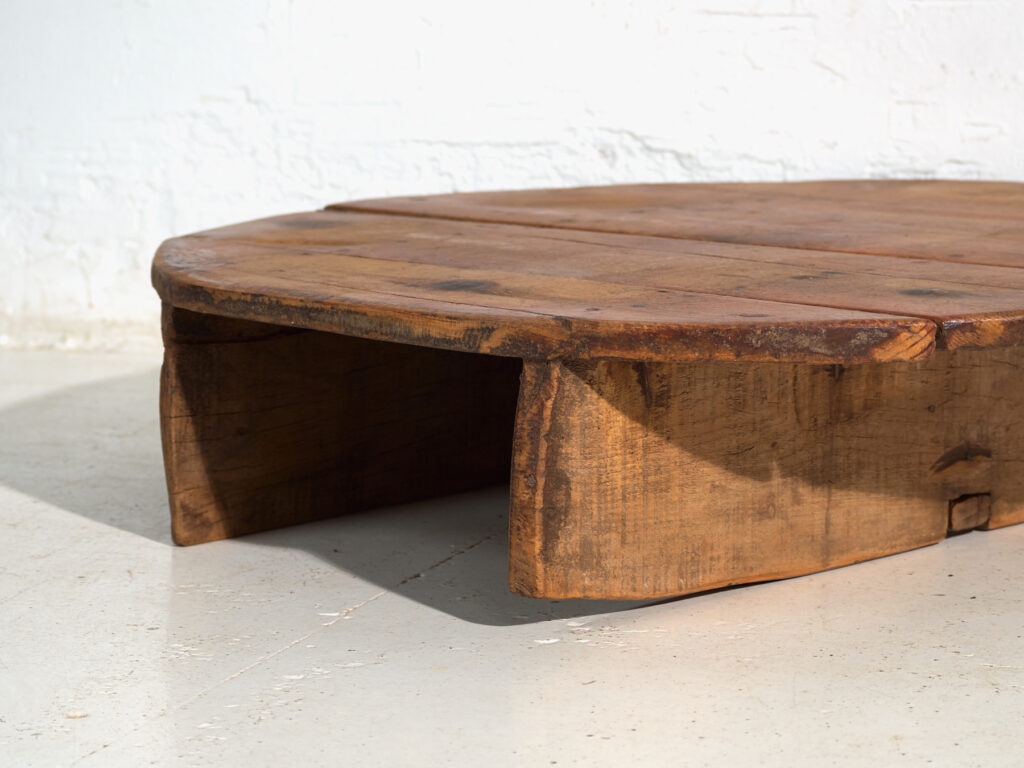 Mesa redonda baja antigua en madera de pino – Europa Central, circa 1940
