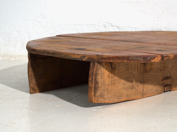 Mesa redonda baja antigua en madera de pino – Europa Central, circa 1940