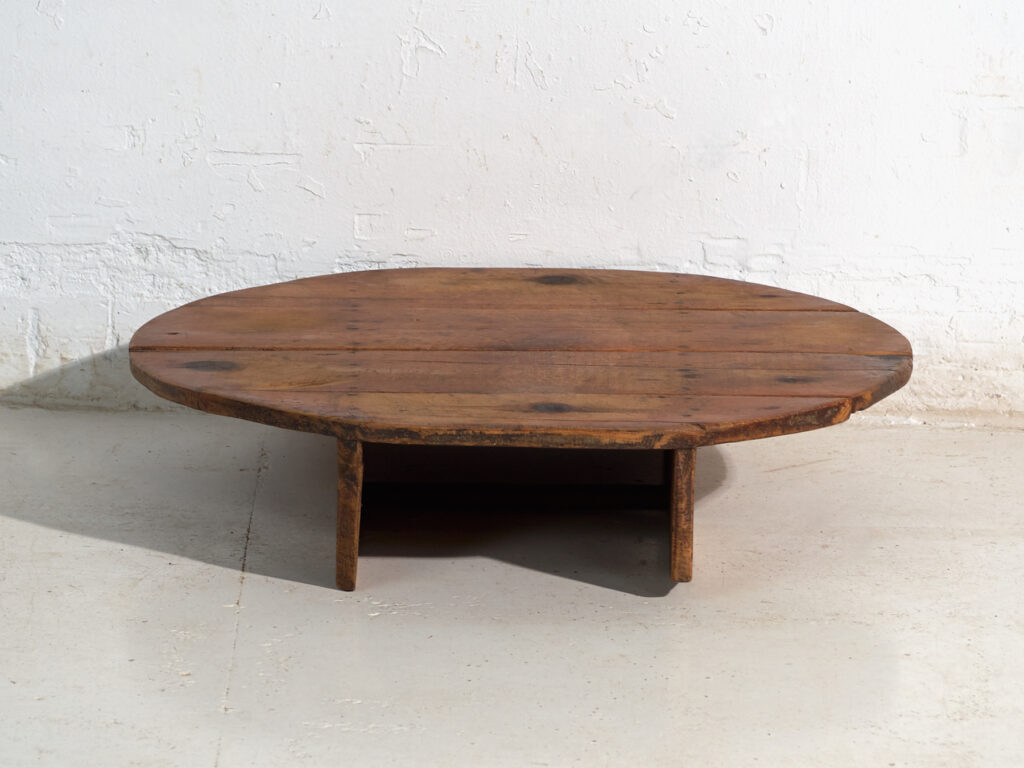 Mesa redonda baja antigua en madera de pino – Europa Central, circa 1940