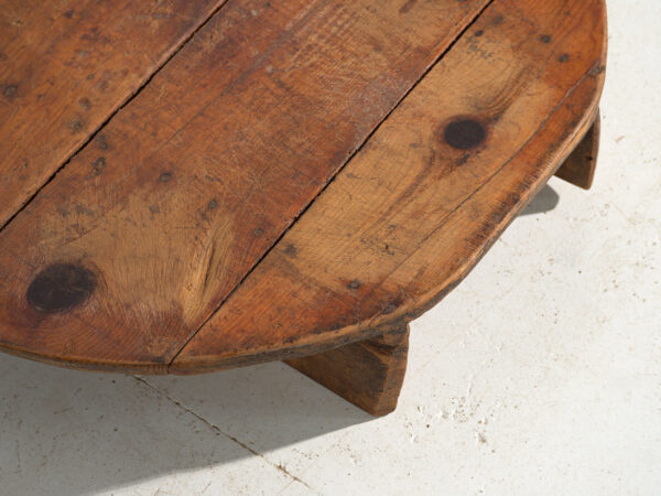 Mesa redonda baja antigua en madera de pino – Europa Central, circa 1940