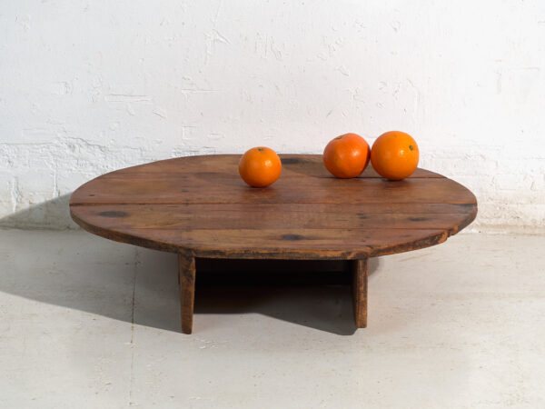 Mesa redonda baja antigua en madera de pino – Europa Central, circa 1940