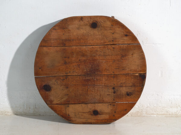 Mesa redonda baja antigua en madera de pino – Europa Central, circa 1940