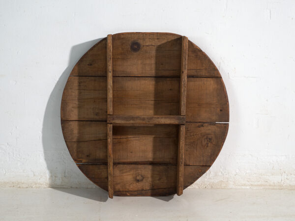Mesa redonda baja antigua en madera de pino – Europa Central, circa 1940