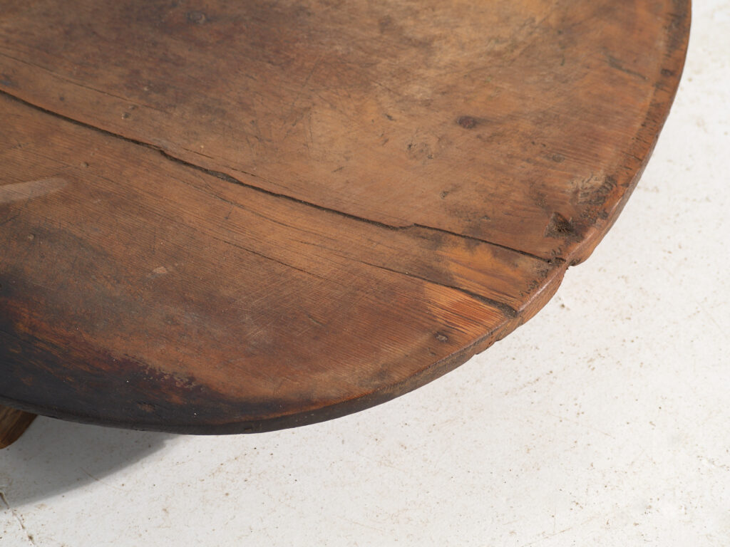 Planche à découper ancienne en bois massif – Europe centrale, circa 1920