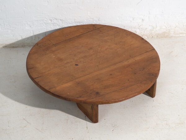 Mesa redonda baja antigua en madera de pino – Europa Central, circa 1940