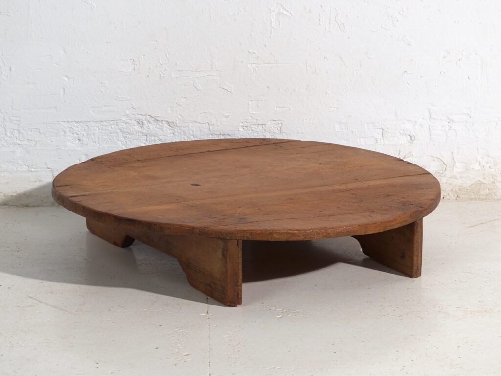 Mesa redonda baja antigua en madera de pino – Europa Central, circa 1940