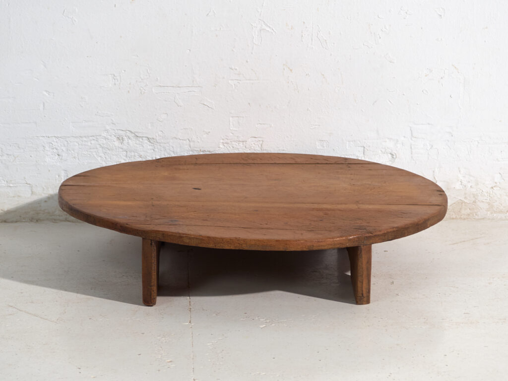 Mesa redonda baja antigua en madera de pino – Europa Central, circa 1940