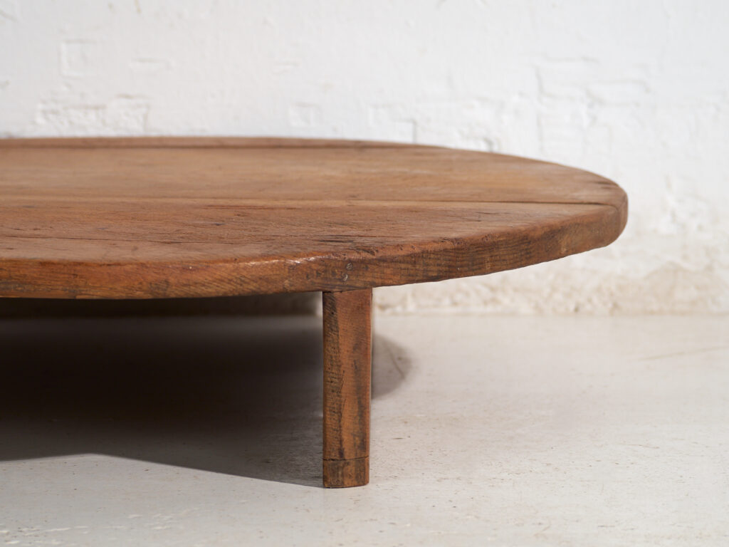 Mesa redonda baja antigua en madera de pino – Europa Central, circa 1940