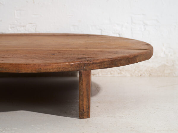 Mesa redonda baja antigua en madera de pino – Europa Central, circa 1940