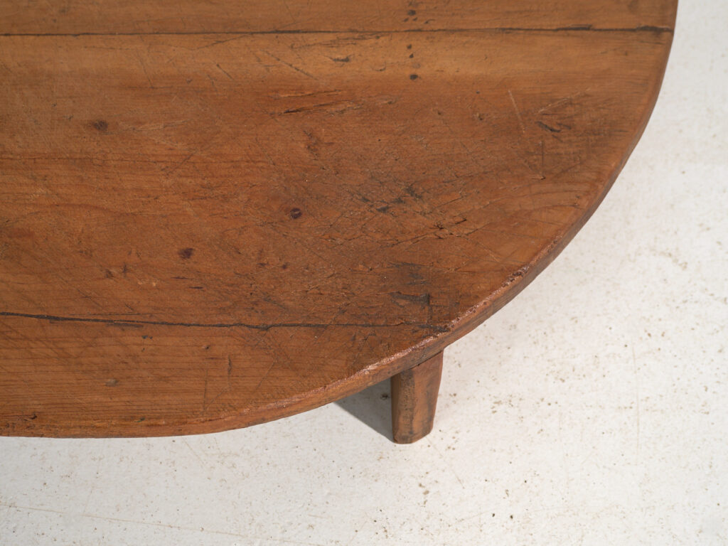Mesa redonda baja antigua en madera de pino – Europa Central, circa 1940