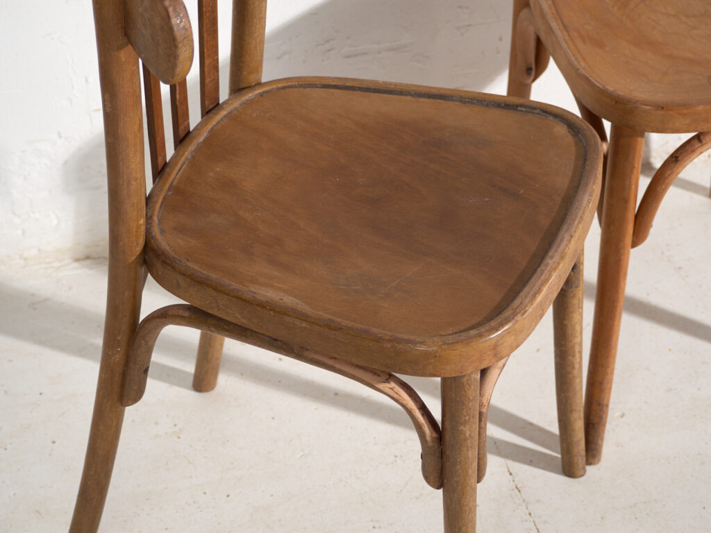 Pareja de sillas estilo Thonet de madera curvada con respaldo bajo – Centroeuropa, circa 1920