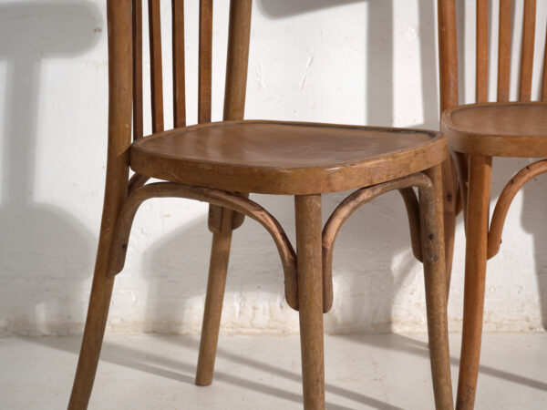 Pareja de sillas estilo Thonet de madera curvada con respaldo bajo – Centroeuropa, circa 1920