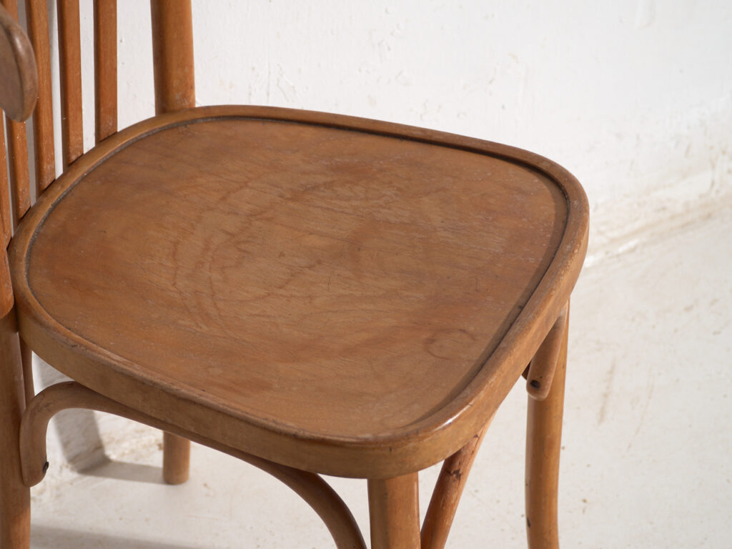 Pareja de sillas estilo Thonet de madera curvada con respaldo bajo – Centroeuropa, circa 1920