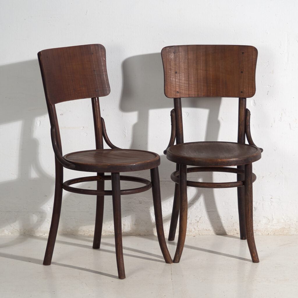 Pareja de sillas estilo Thonet de madera curvada con respaldo de tabla curva – Centroeuropa, circa 1920